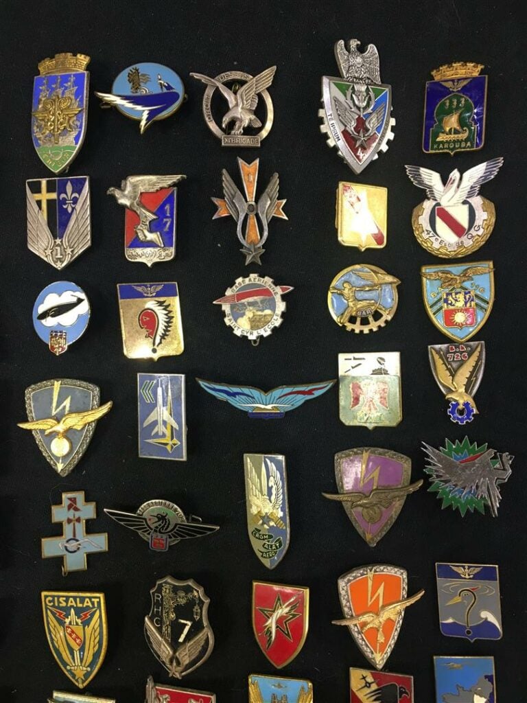Ensemble de cent insignes de l'aviation, essentiellement France, un Algérie.