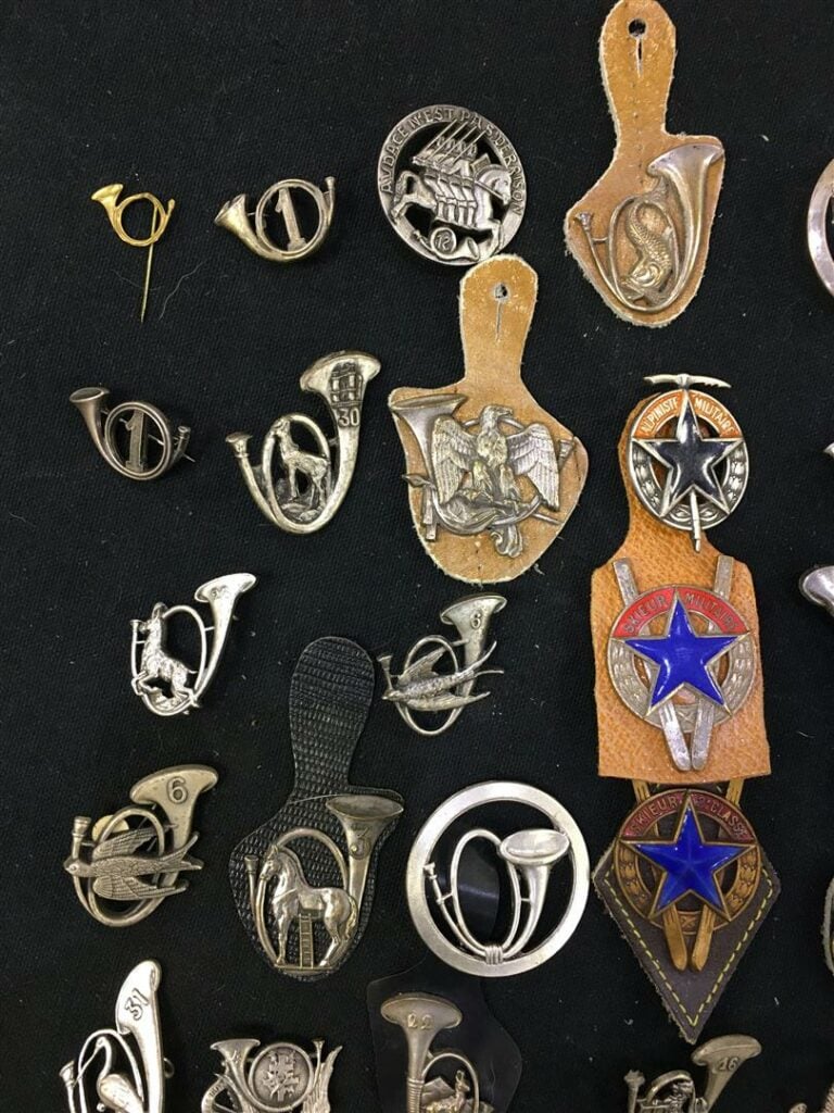 Ensemble de quatre-dix-huit insignes militaires de régiments de chasseurs alpin…
