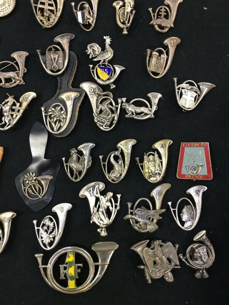 Ensemble de quatre-dix-huit insignes militaires de régiments de chasseurs alpin…