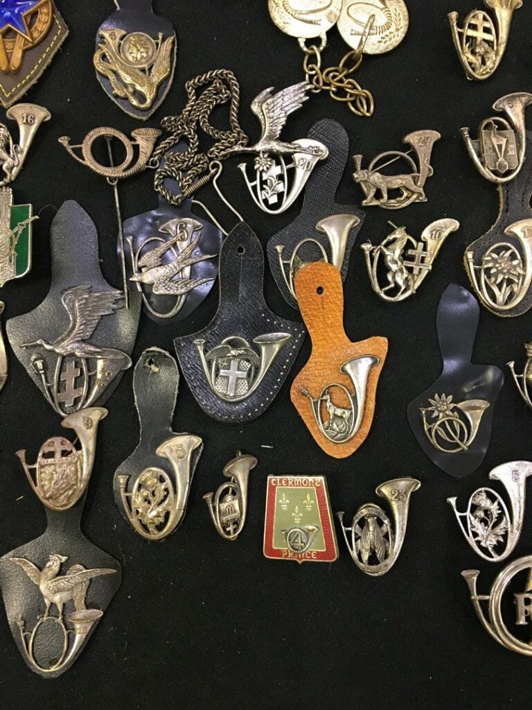 Ensemble de quatre-dix-huit insignes militaires de régiments de chasseurs alpin…