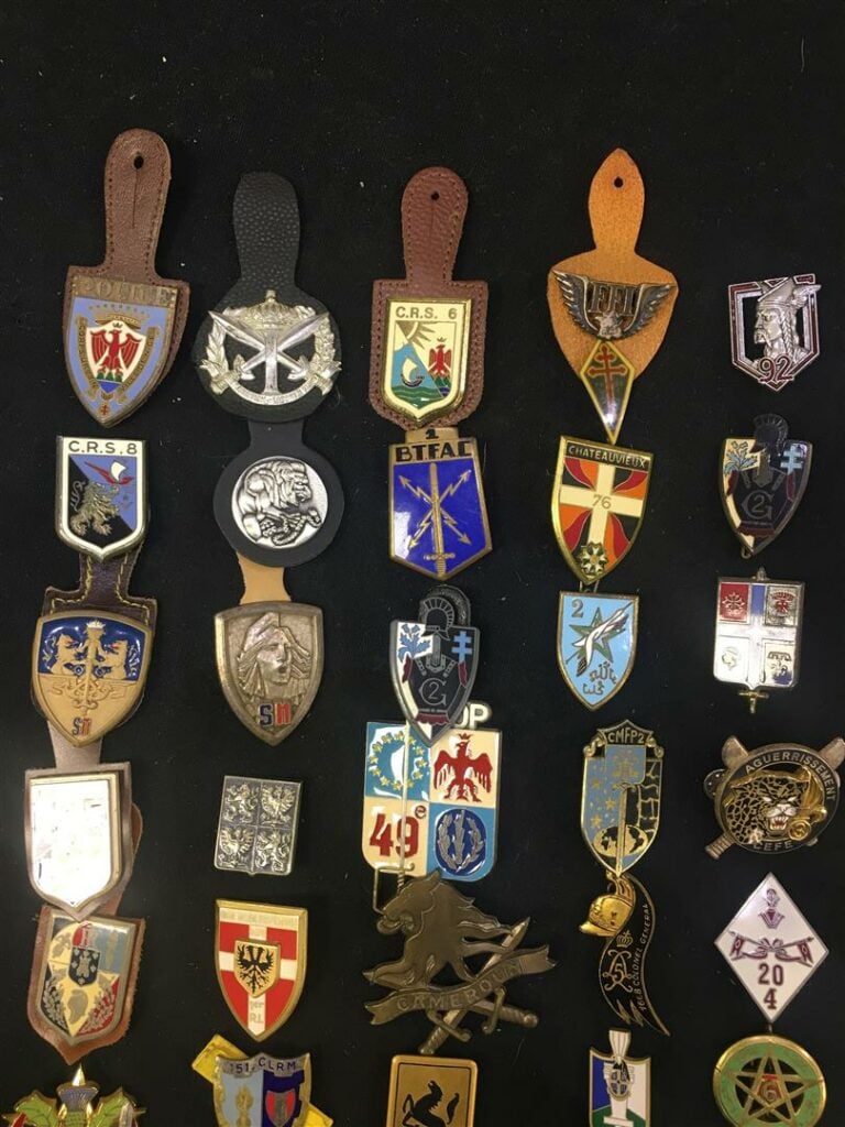 Ensemble de quatre-vingt-neuf insignes militaires, dont CRS, Musique, police, C…