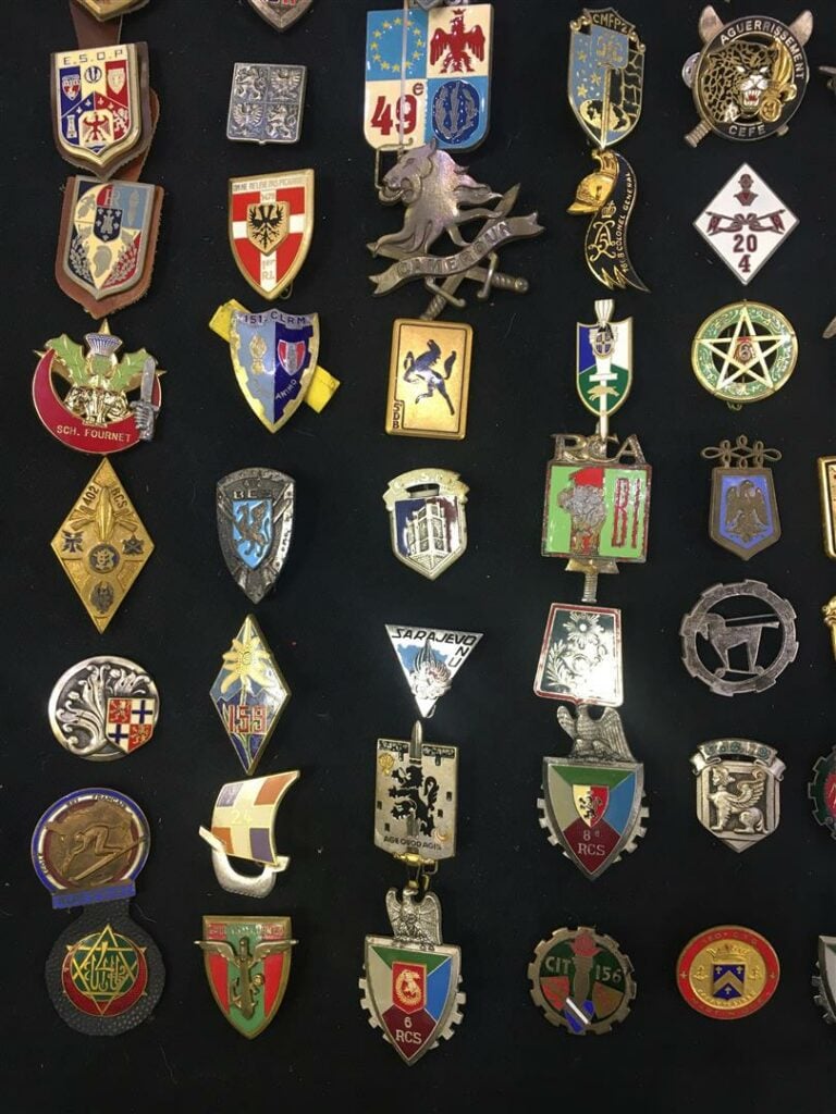 Ensemble de quatre-vingt-neuf insignes militaires, dont CRS, Musique, police, C…