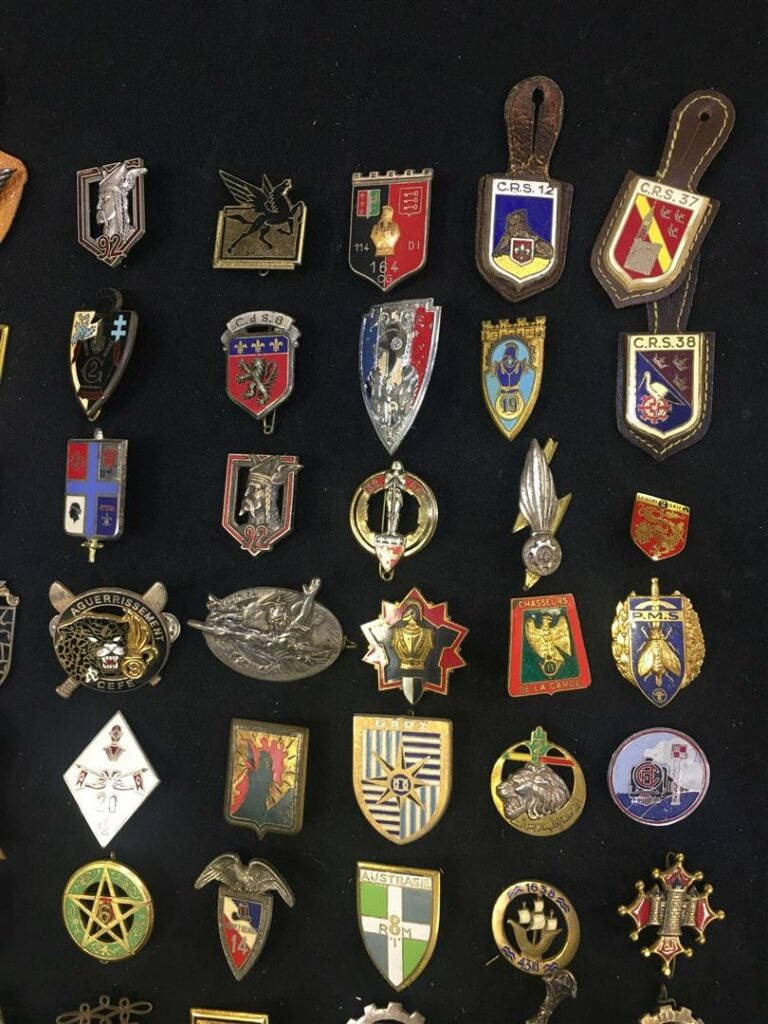 Ensemble de quatre-vingt-neuf insignes militaires, dont CRS, Musique, police, C…