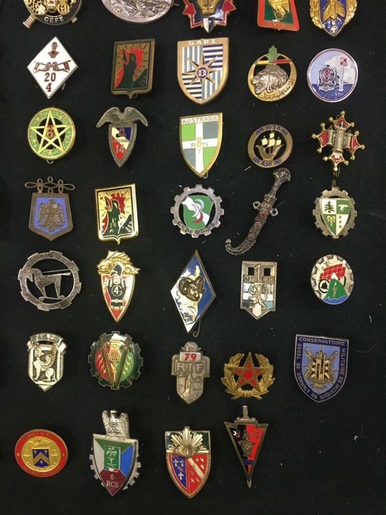 Ensemble de quatre-vingt-neuf insignes militaires, dont CRS, Musique, police, C…