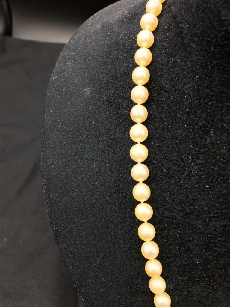 Collier de perles de culture, avec son fermoir en or jaune 750 millièmes (poinç…