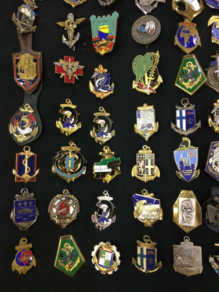 Ensemble de cent neuf insignes de régiments de marine, commando, infanterie, mé…