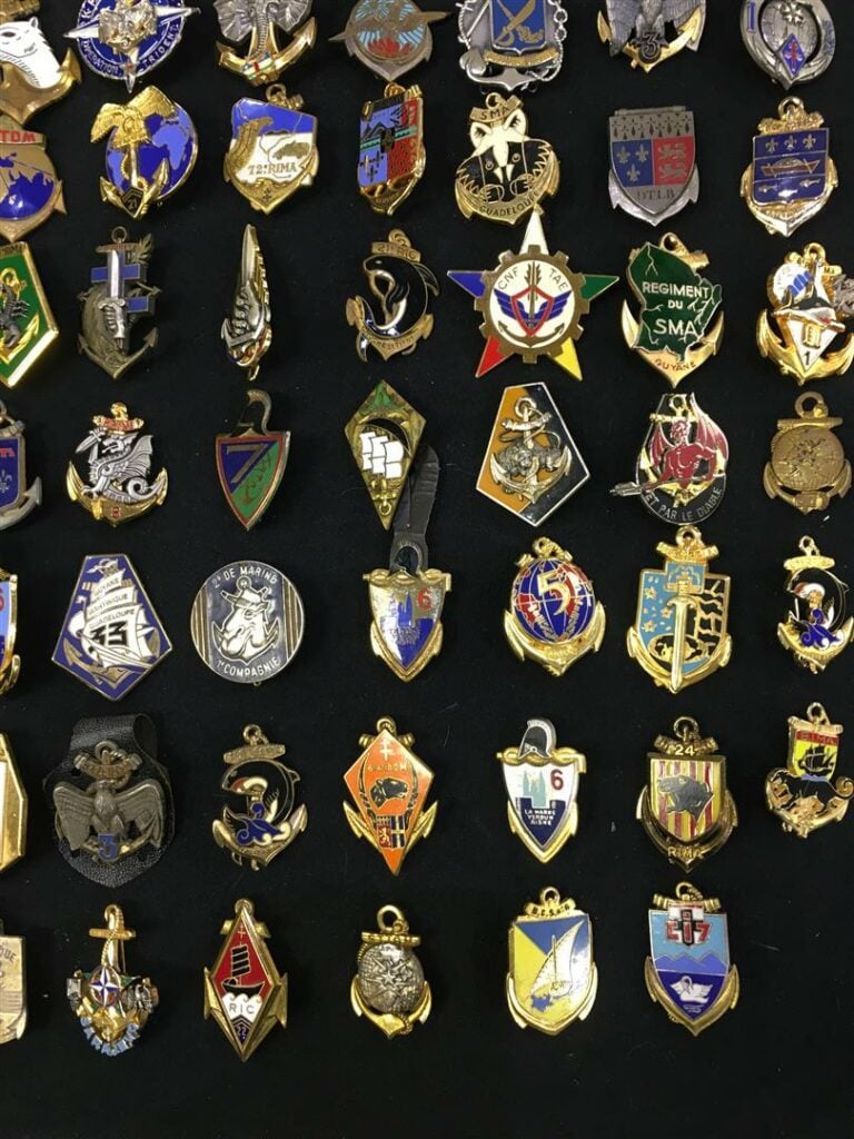 Ensemble de cent neuf insignes de régiments de marine, commando, infanterie, mé…