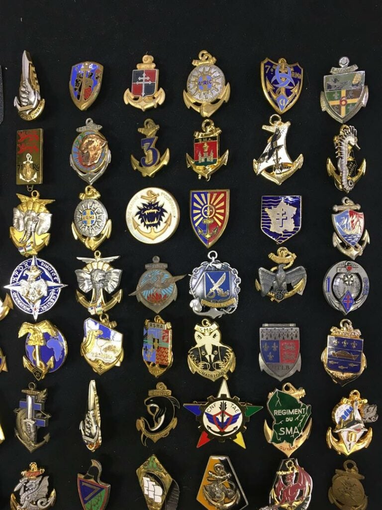 Ensemble de cent neuf insignes de régiments de marine, commando, infanterie, mé…