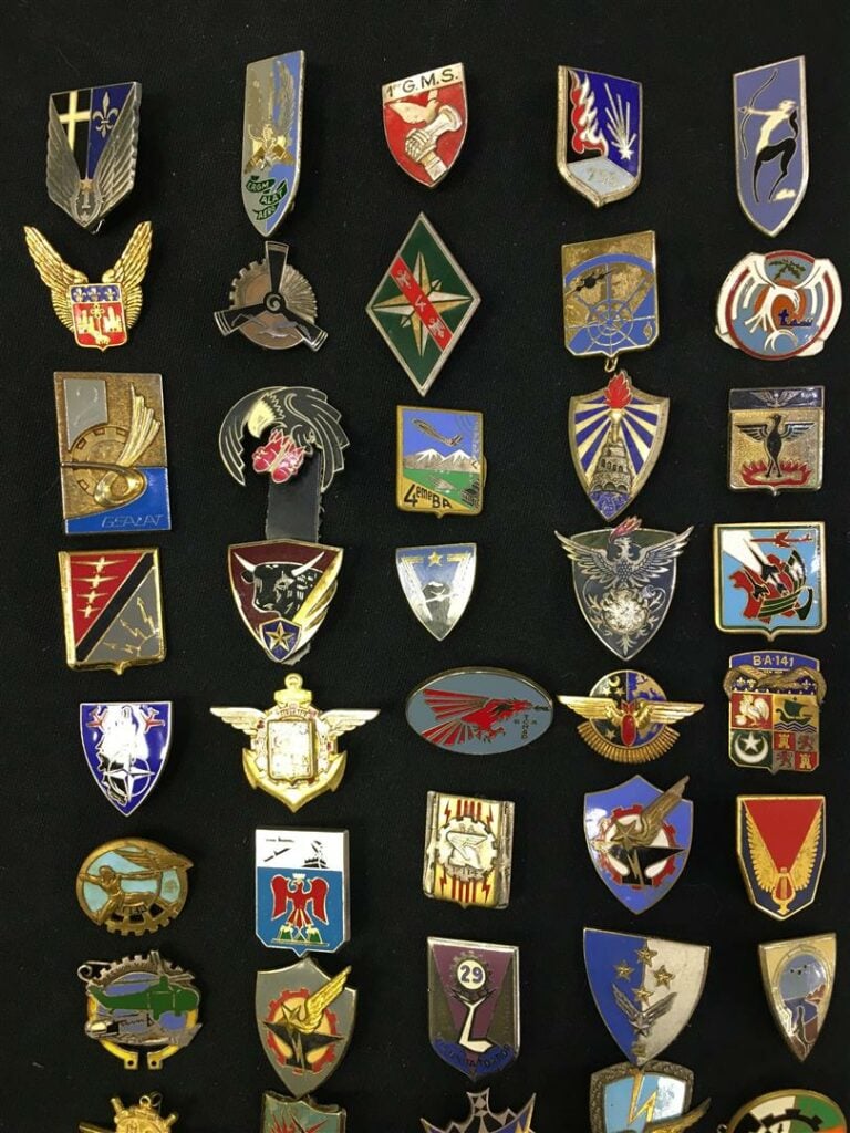 Ensemble de cent insignes militaires sur le thème de l'aviation, dont Corse, Or…