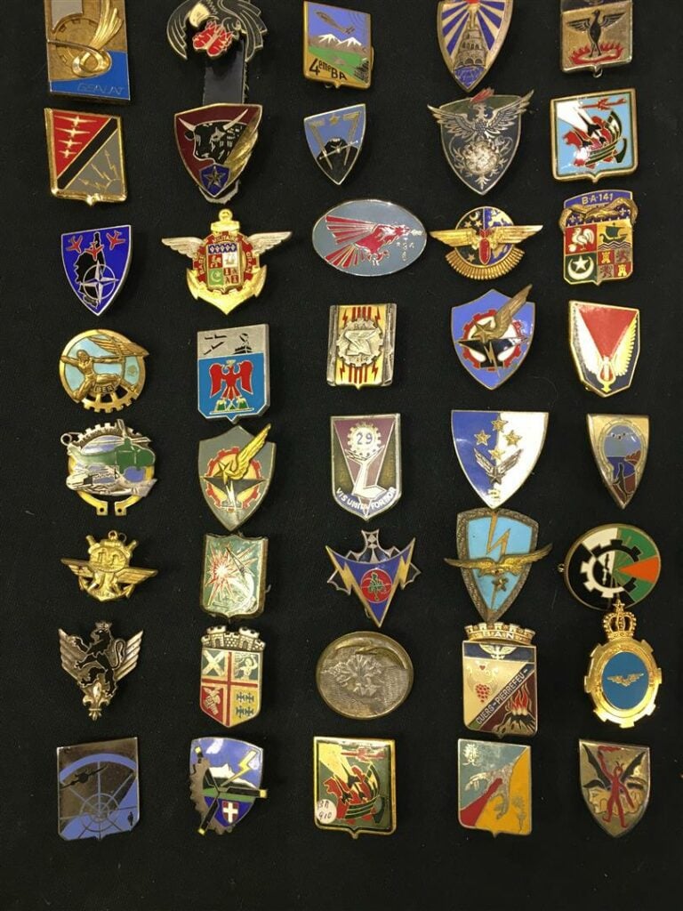 Ensemble de cent insignes militaires sur le thème de l'aviation, dont Corse, Or…