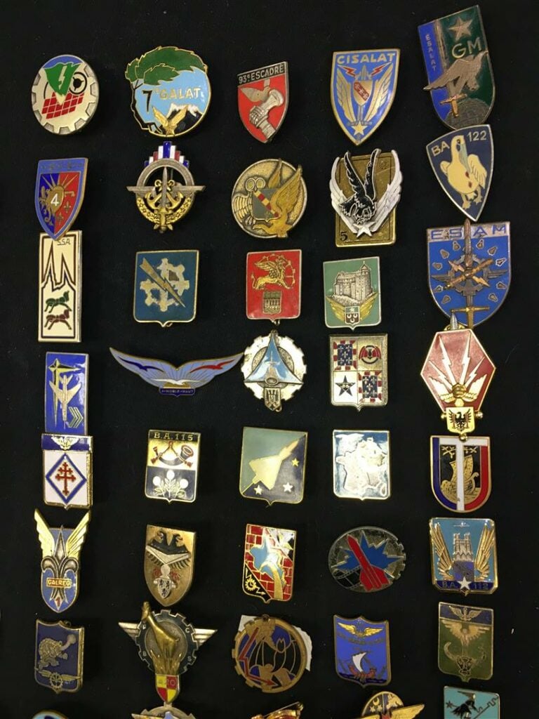 Ensemble de cent insignes militaires sur le thème de l'aviation, dont Corse, Or…