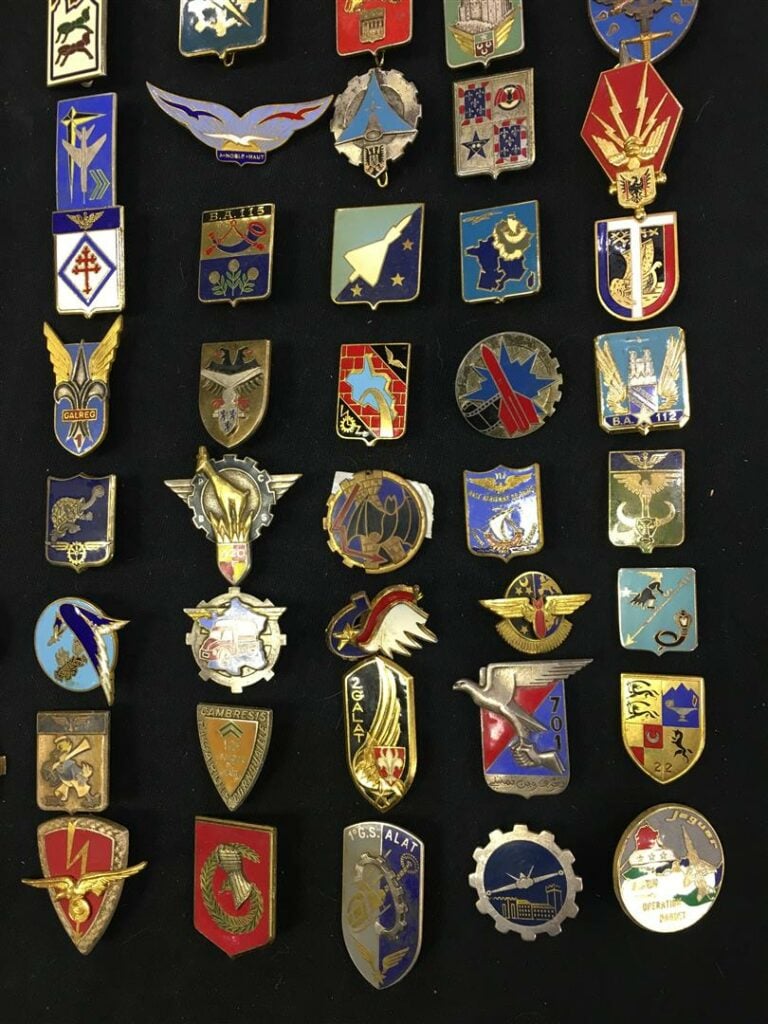 Ensemble de cent insignes militaires sur le thème de l'aviation, dont Corse, Or…