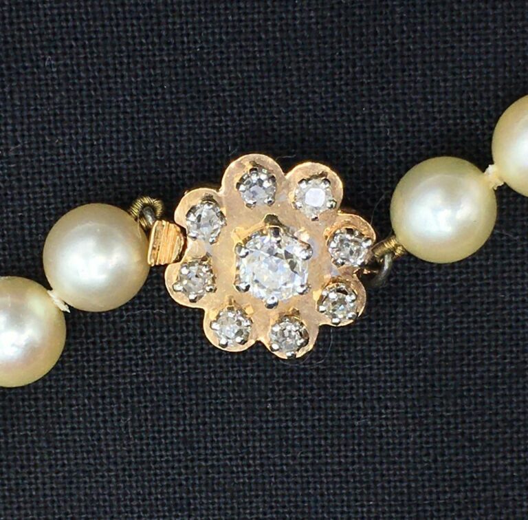 Collier de perles de culture, avec son fermoir en or jaune 750 millièmes (poinç…