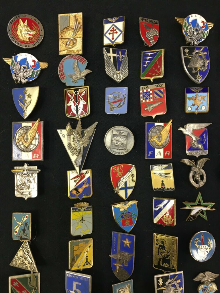 Ensemble de cent quatre insignes militaires et une médaille sur le thème de l'a…