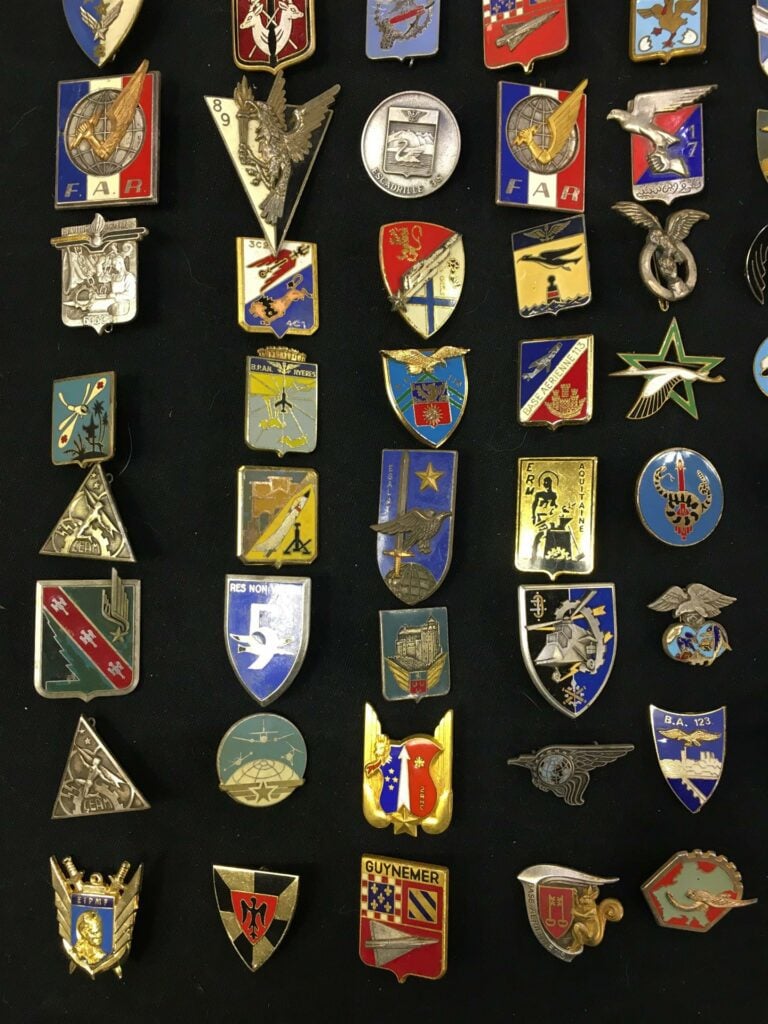 Ensemble de cent quatre insignes militaires et une médaille sur le thème de l'a…