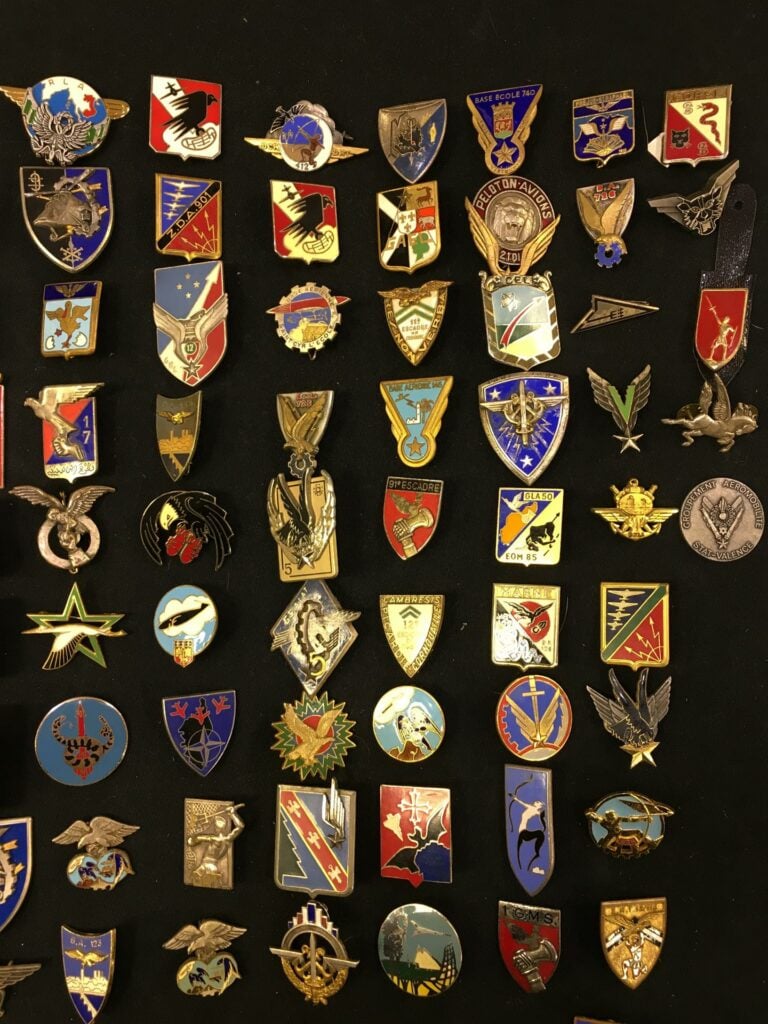 Ensemble de cent quatre insignes militaires et une médaille sur le thème de l'a…