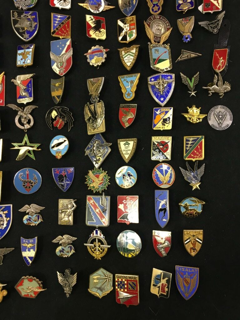 Ensemble de cent quatre insignes militaires et une médaille sur le thème de l'a…