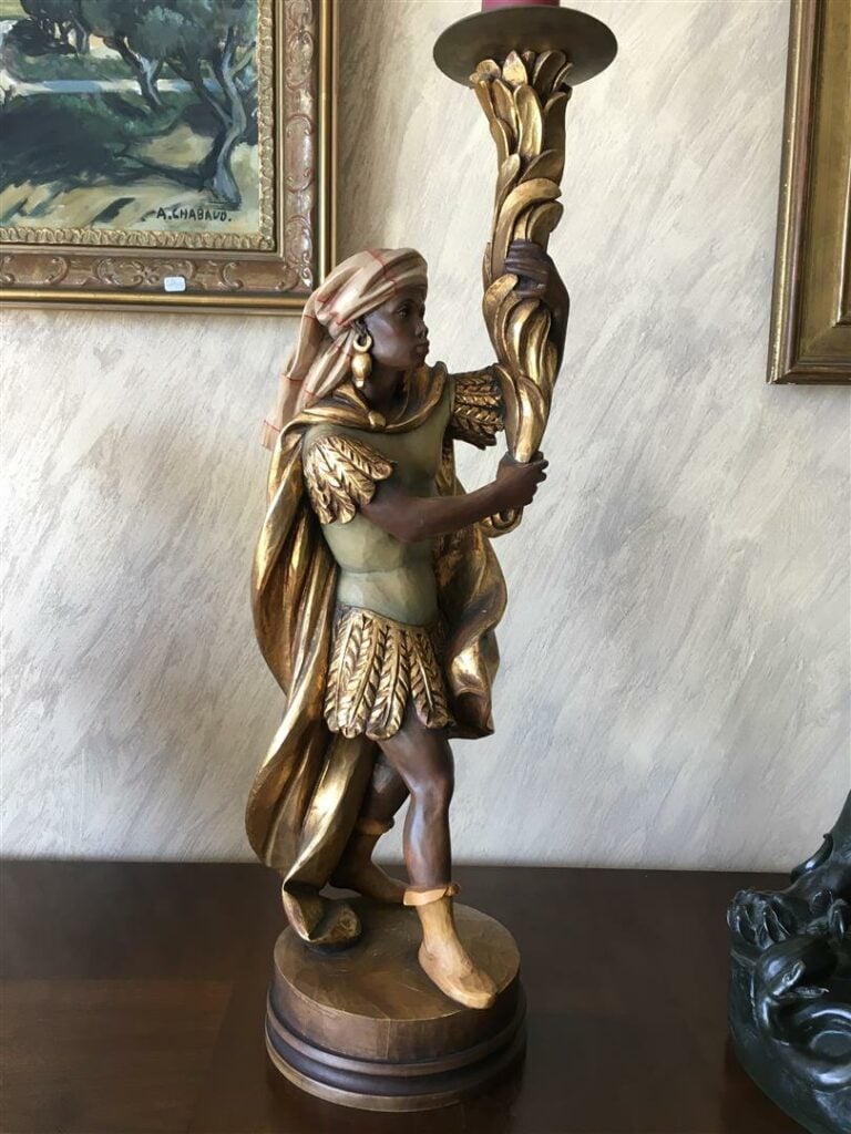 Paire de serviteurs porte-torchère en bois sculpté polychrome. Travail florenti…