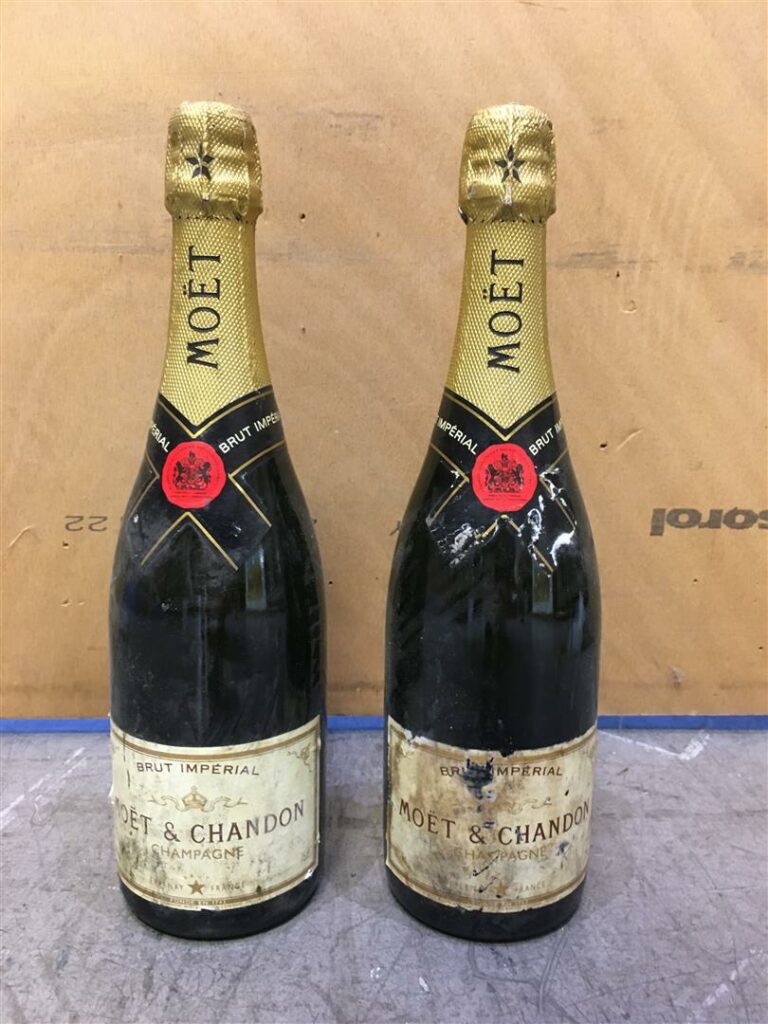 2 bouteilles, MOET & CHANDON, Champagne, Brut Impérial (étiquettes abimées).