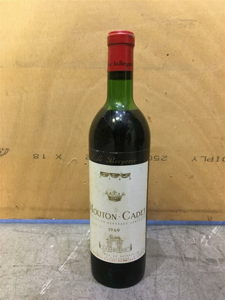 1 bouteille, MOUTON-CADET La Bergerie, Pauillac, 1969 (niveau légèrement bas).…