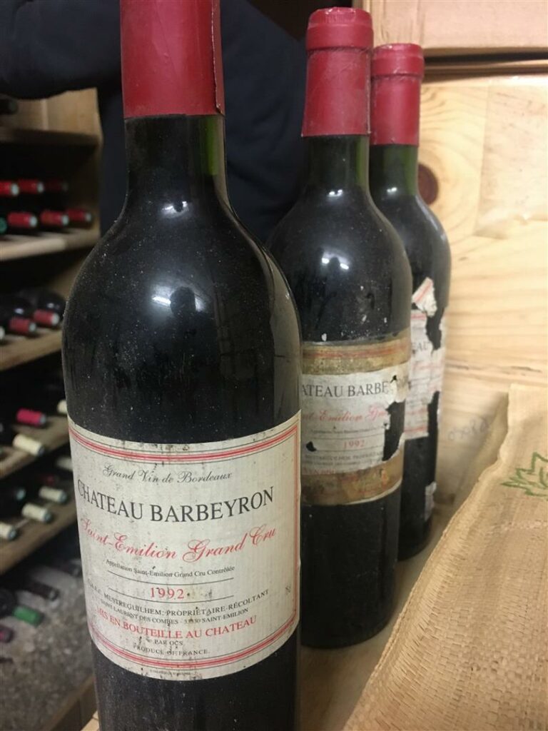 4 bouteilles, CHATEAU BARBEYRON, Saint-EMilion Grand Cru, 1992 (étiquettes abîm…