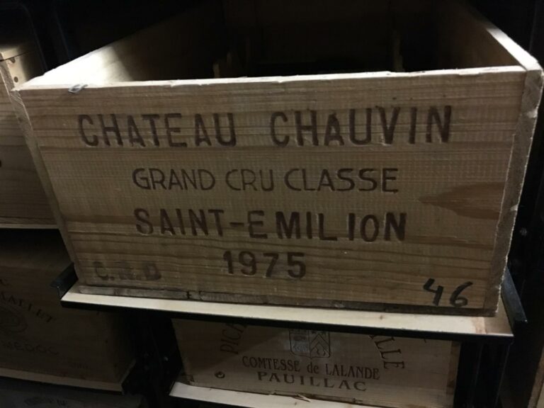 6 bouteilles, CHATEAU CHAUVIN, Grand Cru Classé Saint-Emilion, 1975, caisse boi…