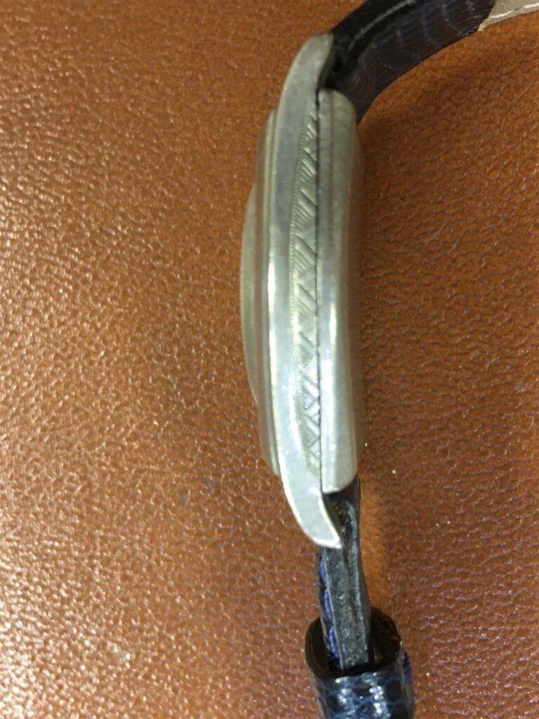 Montre-bracelet de dame, le bracelet en acier de fome tonneau à décor Art Deco…