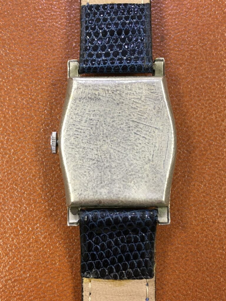 Montre-bracelet de dame, le bracelet en acier de fome tonneau à décor Art Deco…