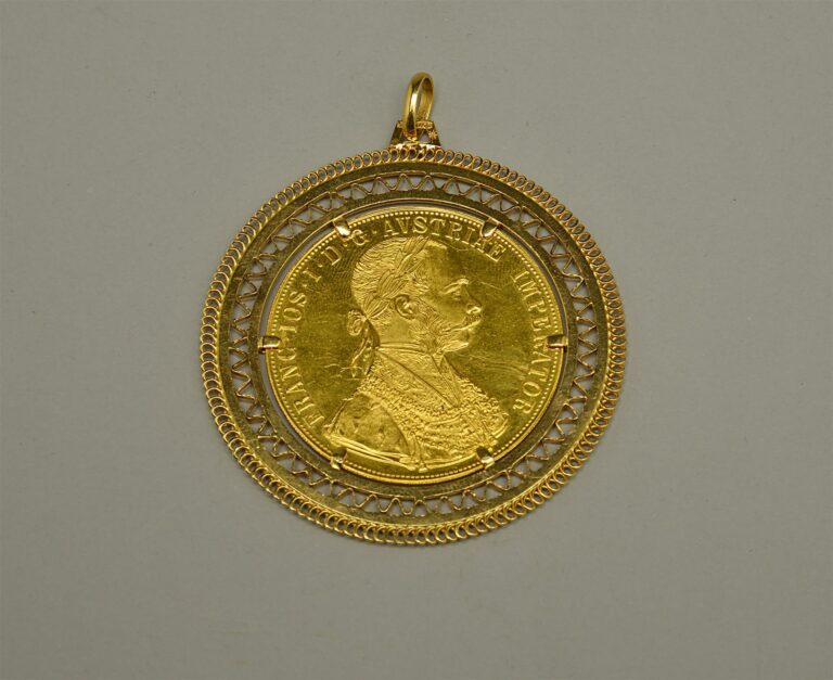 Pendentif en or jaune filigrané, serti au centre d'une pièce de monnaie austro-…