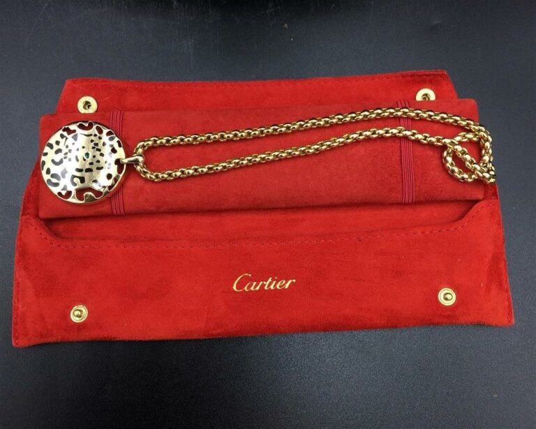 CARTIER - Collier en or, pendentif panthère. - Poids: 51,8 g.
