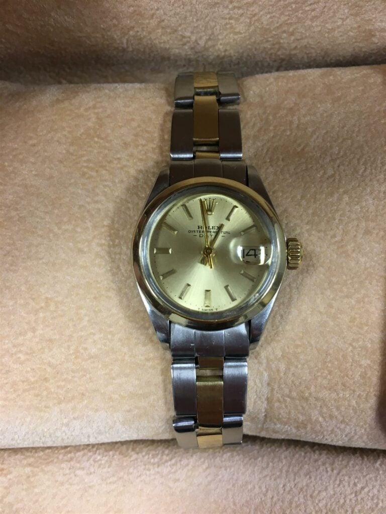 ROLEX. - Montre-bracelet de femme modèle Date, le boitier en or et acier, cadra…