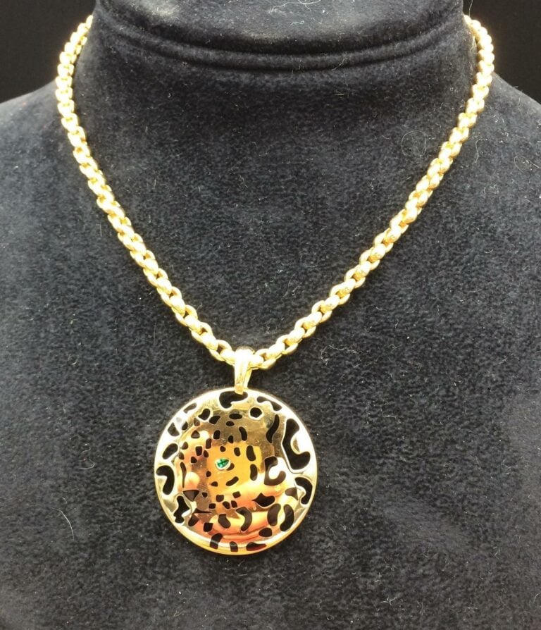 CARTIER - Collier en or, pendentif panthère. - Poids: 51,8 g.