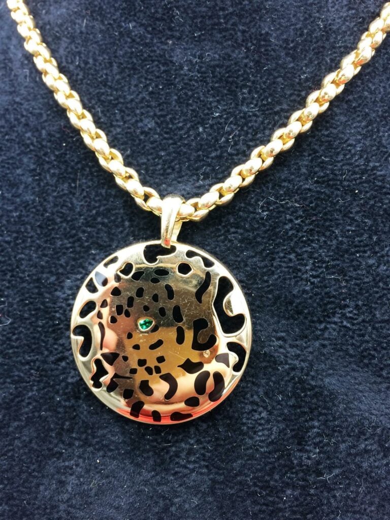 CARTIER - Collier en or, pendentif panthère. - Poids: 51,8 g.