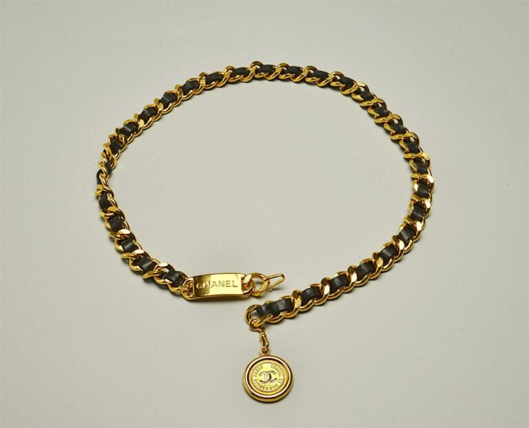 CHANEL. - Ceinture, maille forçat en métal doré et cuir, dans sa boite d'origin…