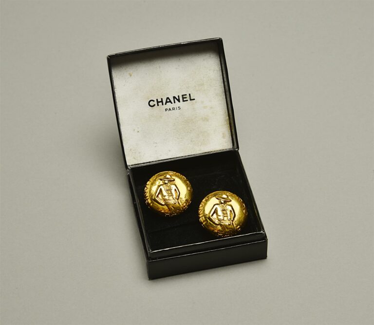 CHANEL. - Boucles d'oreille clips en métal doré représentant Coco Chanel, plaqu…