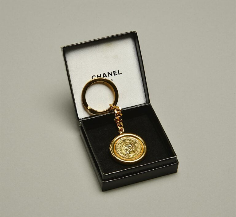 CHANEL. - Porte-clefs en métal doré (saut à la dorure), dans sa boite d'origine…