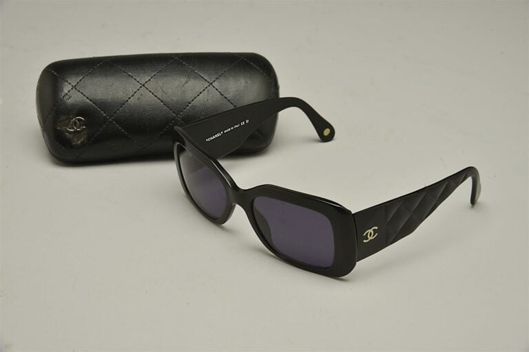 CHANEL. - Lunettes de soleil noires, branches matelassées, siglées Chanel, étui…