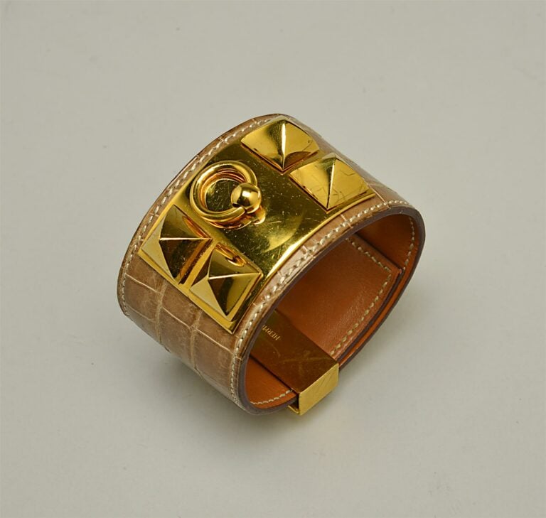 HERMES. - Bracelet modèle "collier de chien" en croco couleur beige et attribut…
