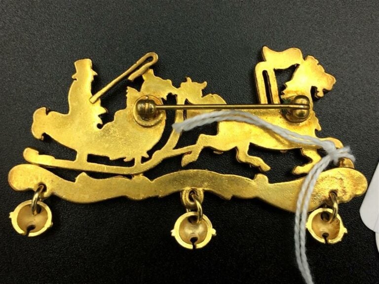 HERMES. - Broche représentant une calèche dorée et émaillée, avec trois grelots…