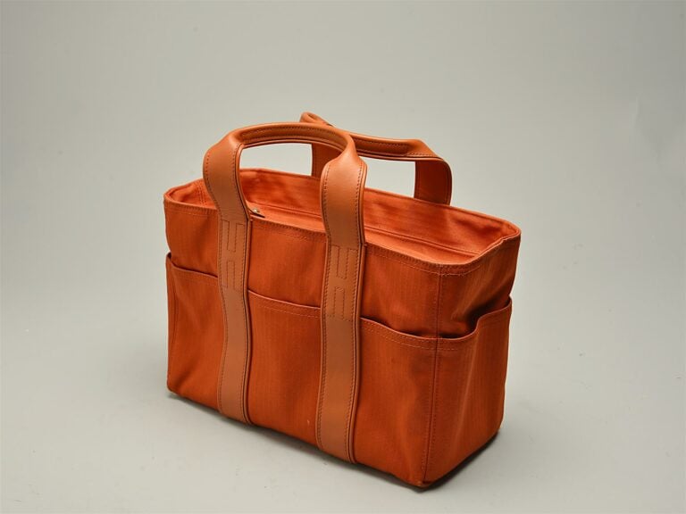 HERMES. - Sac à main modèle Acapulco couleur orange et brique, bi-matière toile…