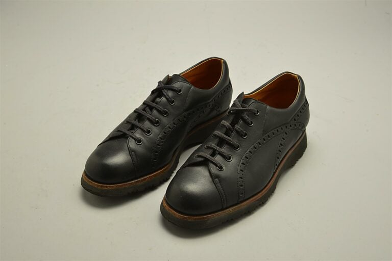 J.M. WESTON. - Paire de baskets en cuir noir, semelle en caoutchouc, taille 4 1…
