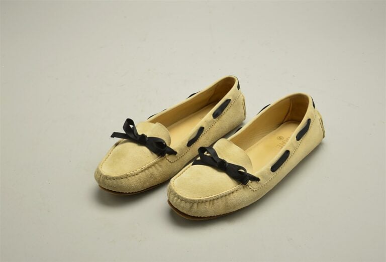 CHANEL. - Paire de mocassins souples en peau beige et ruban de satin, siglées a…