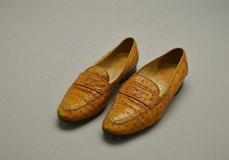 CHANEL. - Paire de mocasins en cuir d'autruche gold (modèle vintage, usures d'u…