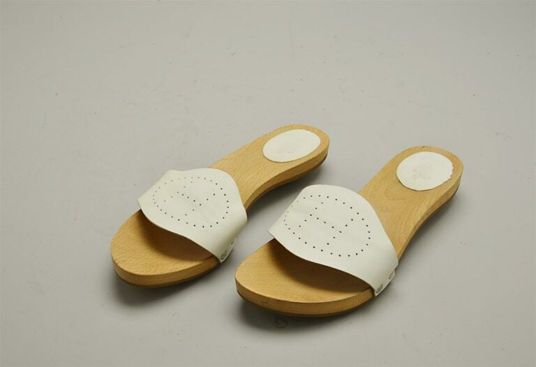 HERMES. - Mules en cuir blanc et bois, clous argentés signés, pointure 40, bon…