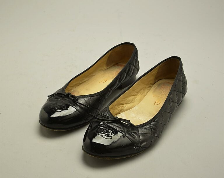 CHANEL. - Ballerines couleur noir bimatière cuir matelassé et cuir verni, point…