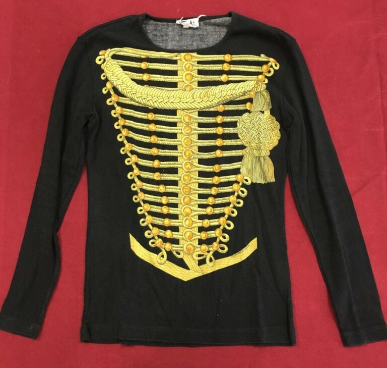 HERMES. - Top à manches longues en coton, impression Brandebourg sur fond noir.…