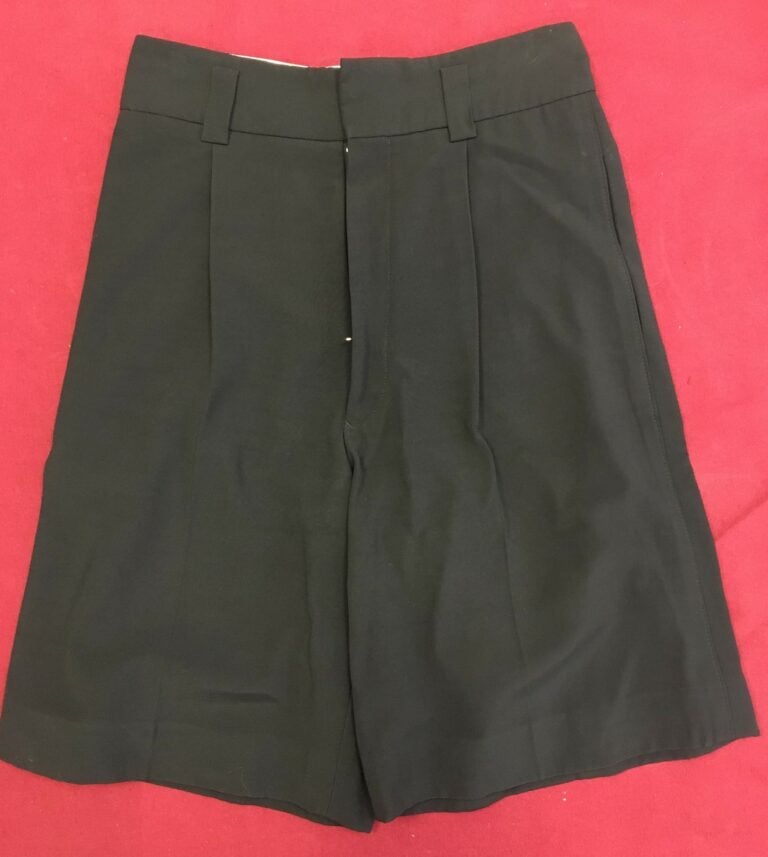 SONIA RYKIEL. - Lot de trois vêtements, comprenant un bermuda noir, un top rose…