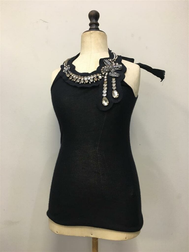 LANVIN. - Débardeur en cachemire noir, col strassé, taille M, bon état.