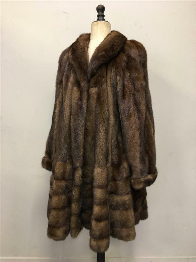 Manteau en vison marron moyen, intérieur en tissu imprimé de motifs cachemire t…