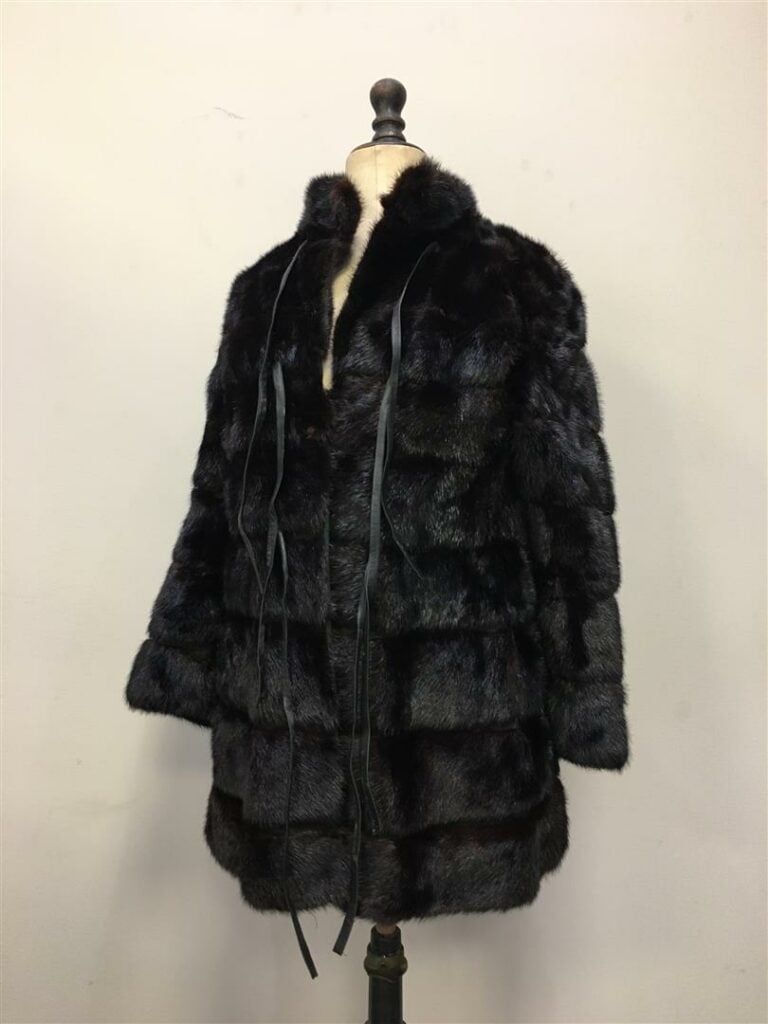 Veste courte en fourrure marron foncé, fermeture par agrafes ou lanières de cui…